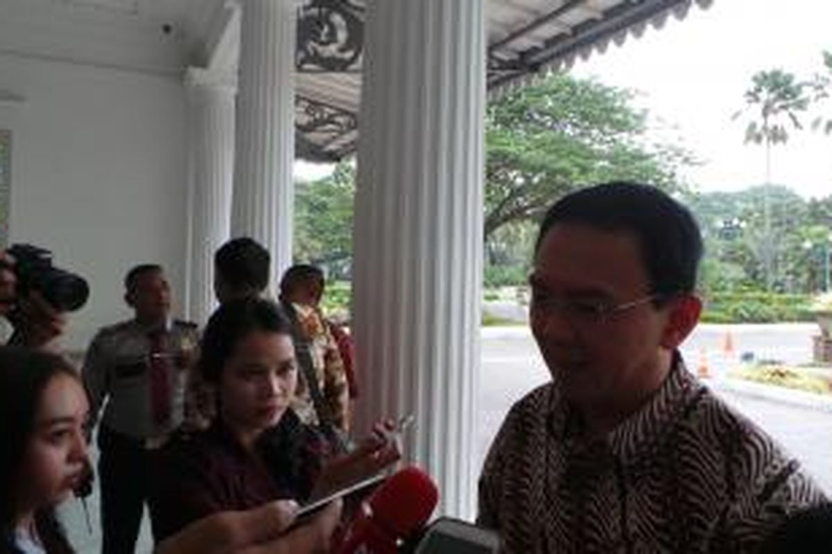Gubernur DKI Jakarta Basuki Tjahaja Purnama kembali beraktivitas di Balai Kota, Kamis (12/3/2015 setelah tiga hari tidak masuk kerja karena terserang penyakit demam berdarah. 