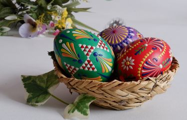 Ilustrasi dekorasi paskah, dekorasi dengan telur paskah.