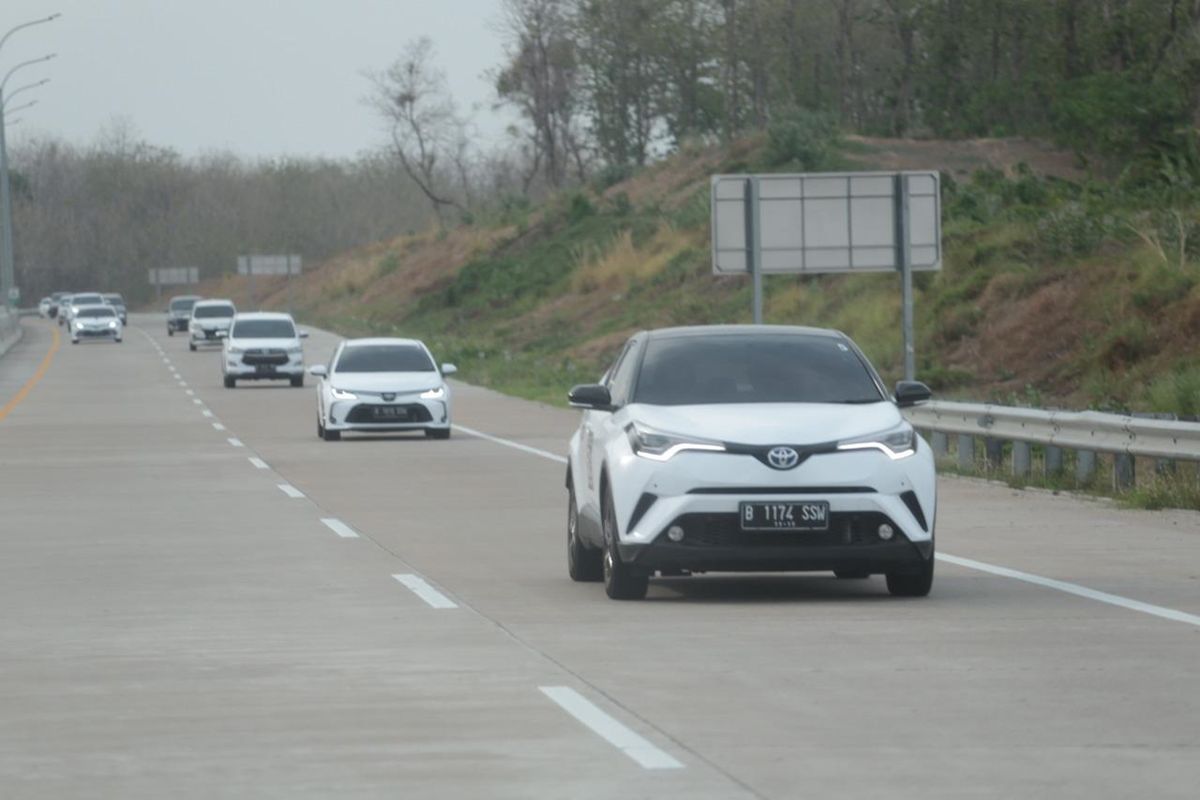 Tim Toyota 5 Continents Drive Asia 2019–2020 melintas 1000 kilometer jalanan di Pulau Jawa dari Jakarta hingga Surabaya.