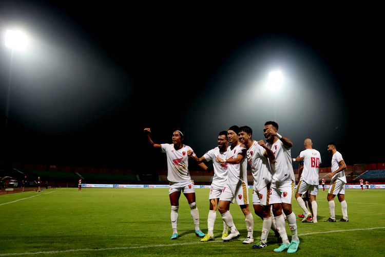 Pemain PSM Makassar selebrasi seusai menjebol gawang Madura United saat pertandingan pekan ke-32 Liga 1 2022-2023 melawan Madura United yang berakhir dengan skor 1-3 di Stadion Gelora Ratu Pamelingan Pamekasan, Jumat (31/3/2023) malam.