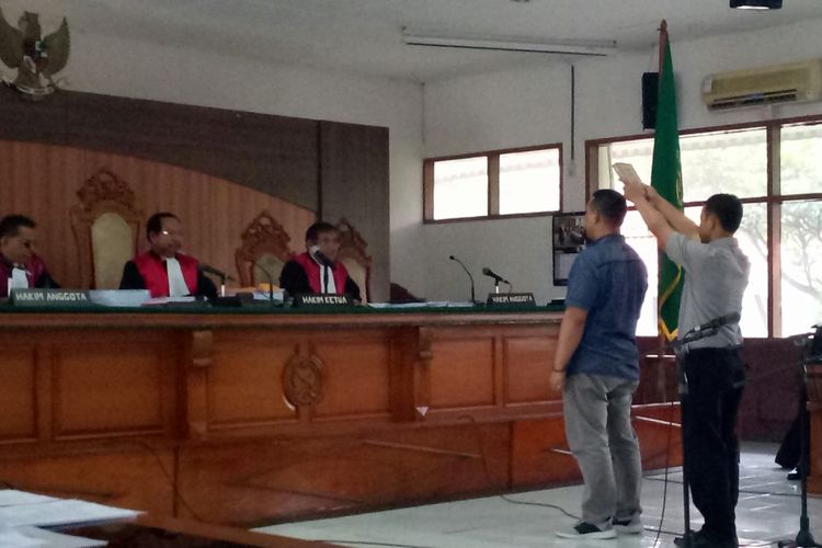 terdakwa Andri Rahmat tengah berjanji dibawah kitab suci untuk bersaksi dalam sidang lanjutan kasus suap eks Kalapas Sukamiskin Wahid Husein di Pengadilan Tipikor Bandung, Kota Bandung, Jawa Barat, Rabu (12/12/2108).