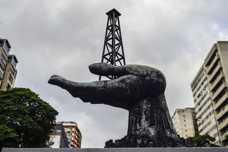 Sebuah monumen di depan kantor pusat perusahaan minyak negara Venezuela, PDVSA, yang menggambarkan peranan tambang minyak bagi negara itu.