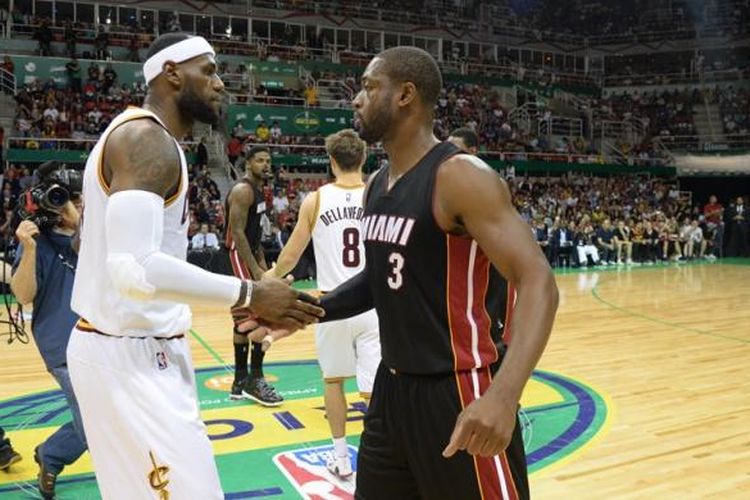 Pebasket Cleveland Cavaliers, LeBron James (kiri), bersalaman dengan pemain Miami Heat, Dwyane Wade, usai menjalani laga pramusim di Rio de Janeiro, Brasil, Sabtu (11/10/2014). Cavaliers memenangi lagai ini dengan 122-119.