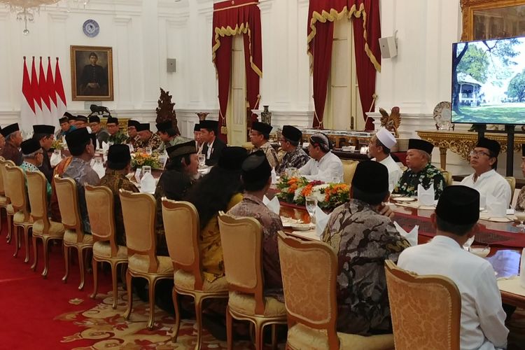 Presiden Joko Widodo menerima ulama Jawa Tengah di Istana Merdeka, Jakarta, Rabu (13/9/2017).