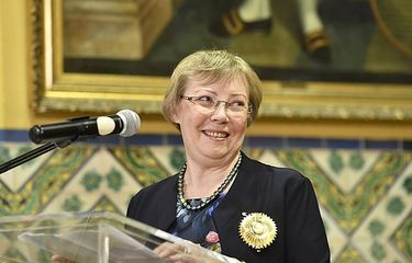 Juliane Koepcke menjadi ahli biologi yang mencermati kehidupan kelelawar.