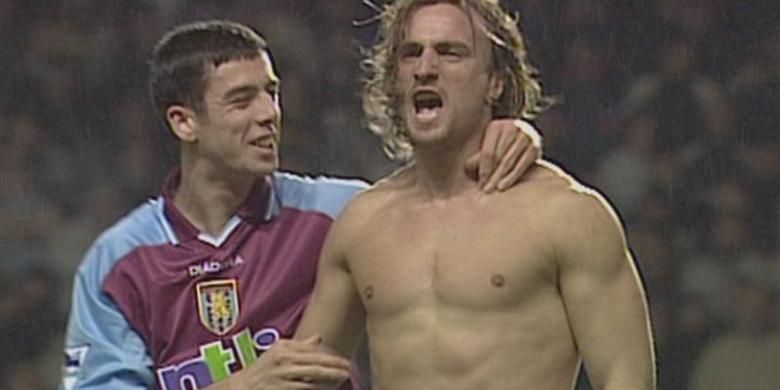 David Ginola melepas kostum dan memamerkan tubuh atletis usai mencetak gol ke gawang Manchester City pada 2000.