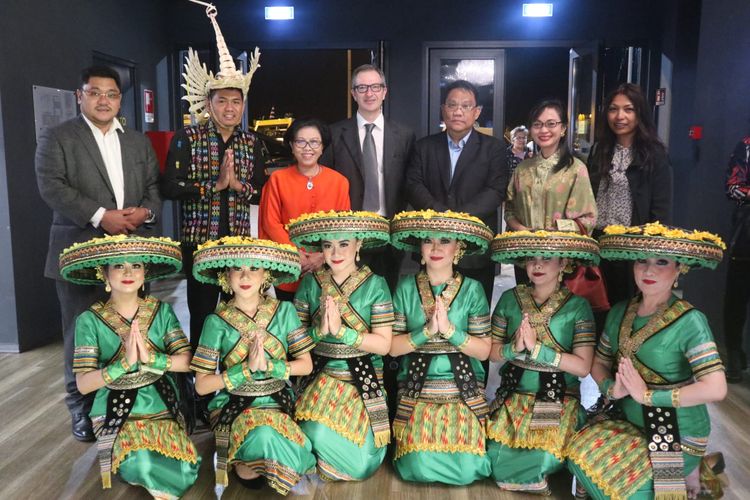 Grup seni Artina dari Jakarta yang dipimpin oleh Haryati dan maestro tari Nungky Kusumastuti memeriahkan suasana dengan tarian Mitreka Bawana.