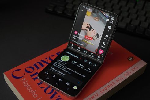 Mencoba Fitur Flex Mode di Samsung Galaxy Z Flip 5 yang Cocok untuk Multitasking 