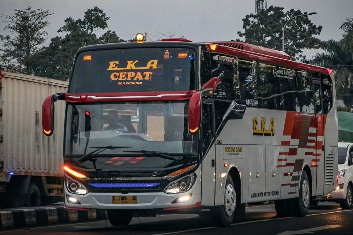 Bus baru PO Eka buatan Karoseri Morodadi Prima