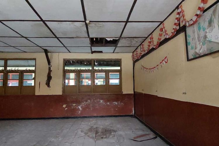 Atap tiga ruangan kelas di SDN 015 di Jalan Kresna, Kecamatan Cicendo, Kota Bandung, Jawa Barat, ambruk pada 22 Juni 2021 lalu, dan hingga kini belum diperbaiki.