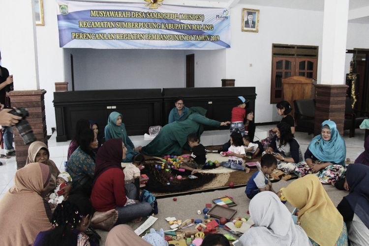 Bidan Asri Dewi Wahyuningtyas, melakukan penyuluhan soal pentingnya KB terhadap warga di desa Sambigede, Kecamatan Sumberpucung, Malang Rabu (05/09/2018)