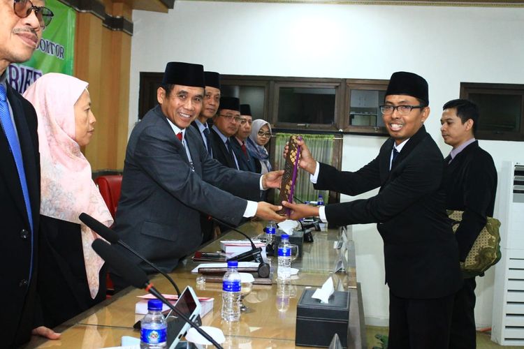 Pernah Nyambi Jadi Tukang Koran, Arief Kini Sukses Raih Gelar Doktor di UIN Walisongo