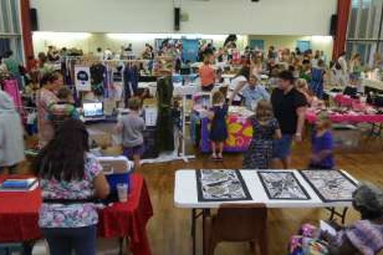 Suasana Sunday Market pada akhir Mei 2016 di Nhulunbuy, Semenanjung Gove, Northern Territory. Ini menjadi ajang bertemu warga, termasuk komunitas kulit putih dan penduduk asli Australia, Aborigin.