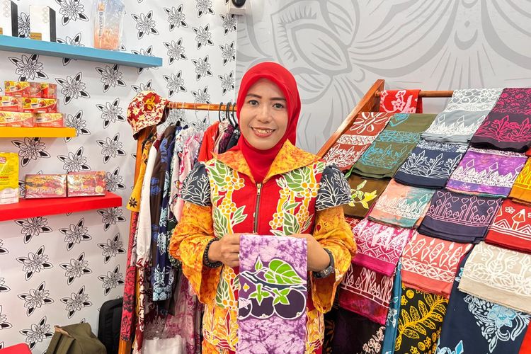 Mayar Rizki, Ketua Batik Kujur Quineemay, sekaligus menjadi pengrajin aktif Batik Kujur Tanjung Enim, binaan PT Bukit Asam