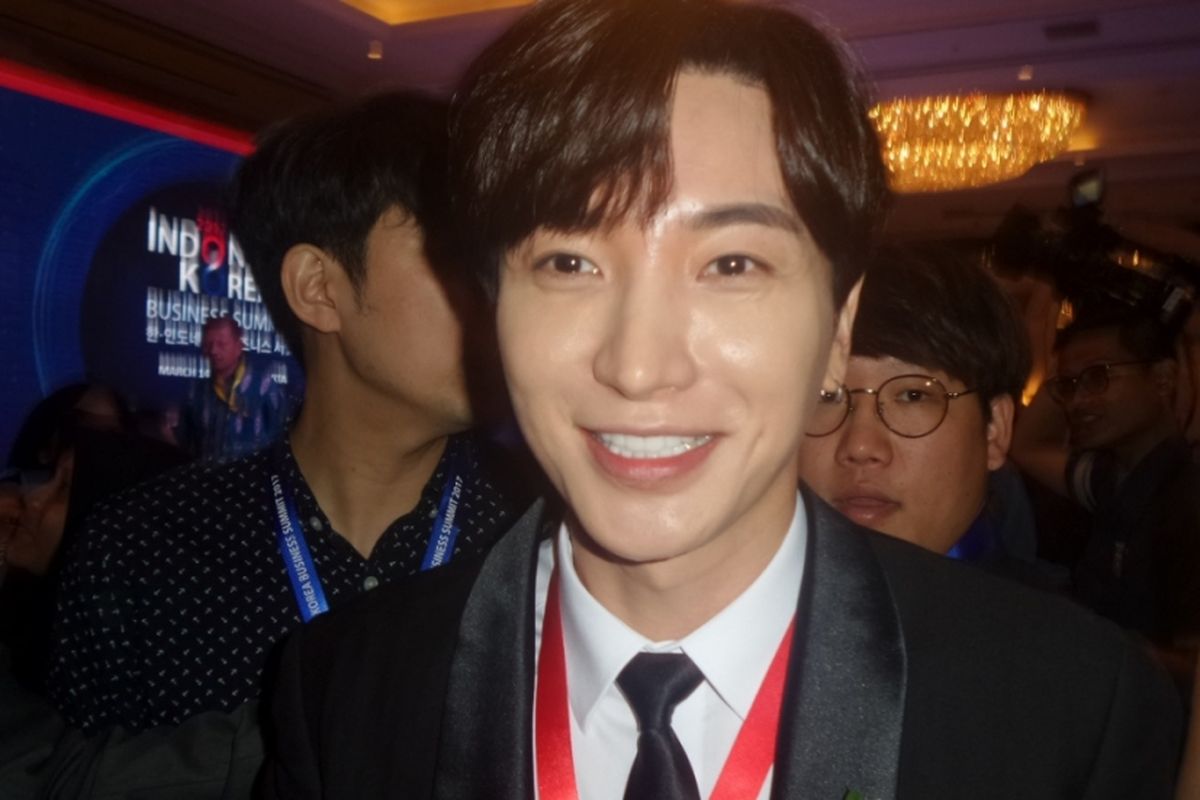 Leeteuk, member Super Junior, ditemui usai menghadiri Indonesia-Korea Business Summit di Hotel Shangri-La, Jakarta Selatan, Selasa (14/3/2017).