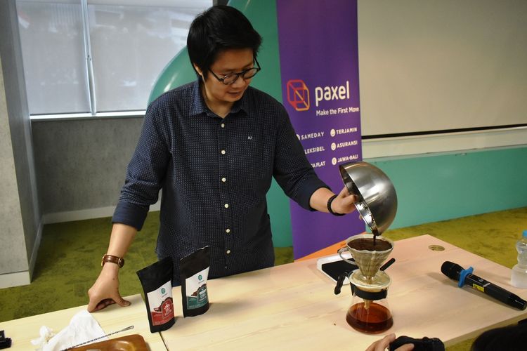 Tuti Mochtar ketika mempraktikkan pembuatan cold brew dalam acara ?Paxel Dukung Warung Pintar Mendigitalkan Warung? di Jakarta, Kamis (19/12).