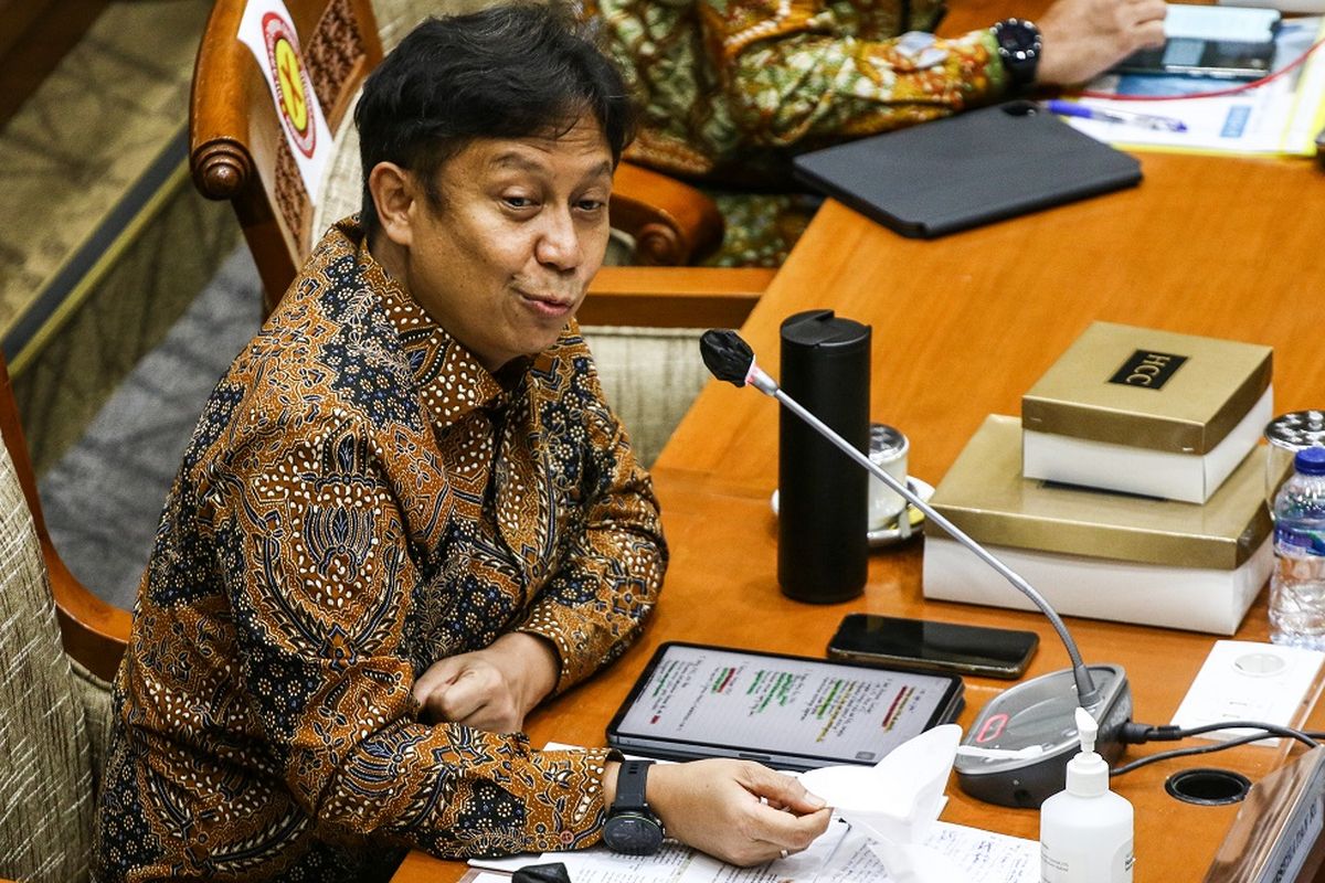 Minister of Health Budi Gunadi Sadikin testifies at a hearing with the House of RepresentativesCommission IX at the Parliament Complex in Senayan, Jakarta, Wednesday (13/1/2021). ANTARA FOTO/Rivan Awal Lingga/aww.