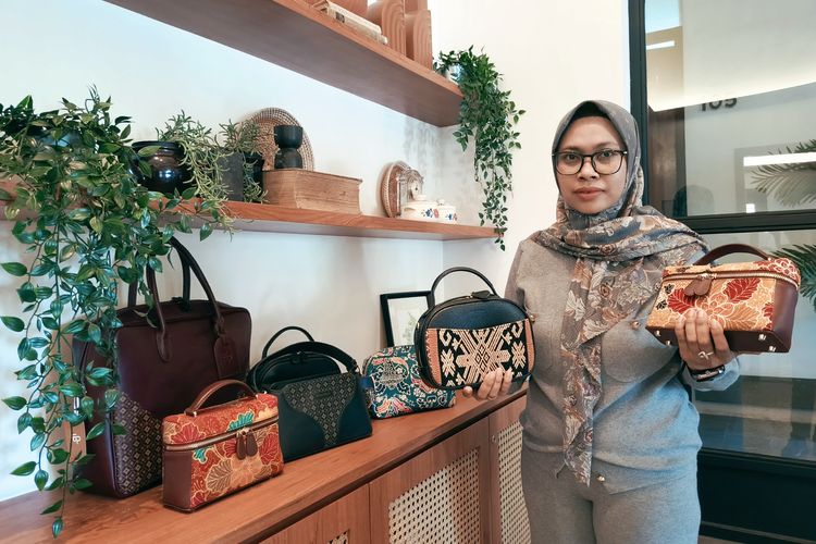 Seorang karyawan memamerkan produk UMKM berupa tas etnik dari Etnapraya asal Surabaya yang kini mulai mencuri perhatian berkat karakter unik dan semangat lokal yang diusungnya.
