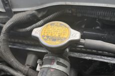 Buka-Tutup Radiator Mobil Saat Mesin Panas Berbahaya