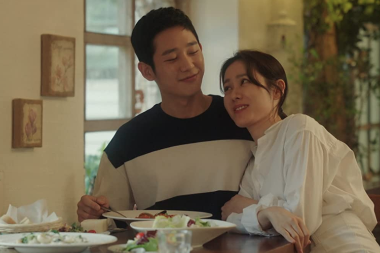 Jung Hae In dan Son Ye Jin dalam salah satu adegan drakor Something in the Rain (2018).