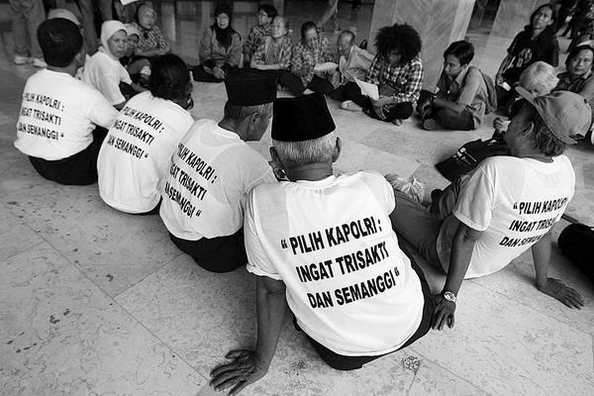 Keluarga korban tragedi Trisakti, Semanggi, dan Mei 1998, Senin (11/10), berkumpul di lobi Gedung DPR, Jakarta, saat hendak beraudiensi dengan Komisi III DPR. Mereka meno- lak pencalonan Komjen Timur Pradopo sebagai Kapolri karena diduga terkait kasus Trisakti.