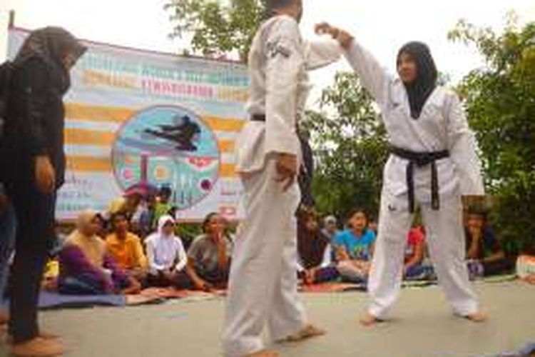 Sosialisasi pertahanan diri atau Women's Self Defense kepada   puluhan remaja perempuan dan ibu-ibu didusun Ngaliyan, desa Kalongan, Ungaran Timur Kabupaten   Semarang, Minggu (22/5/2016) siang. 