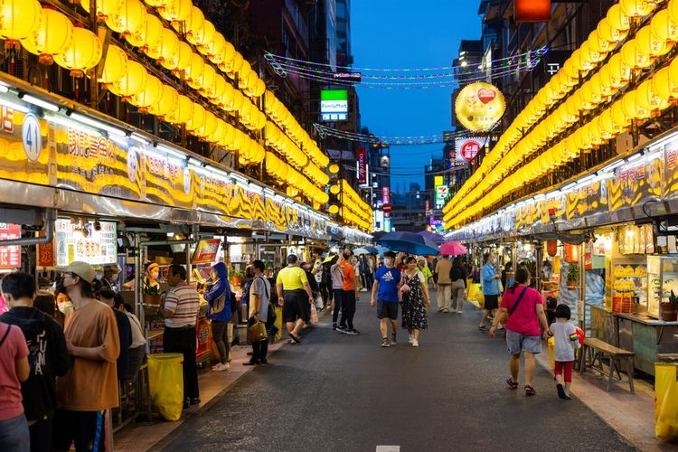 Pasar malam Miaokou di Kota Keelung, Taiwan.