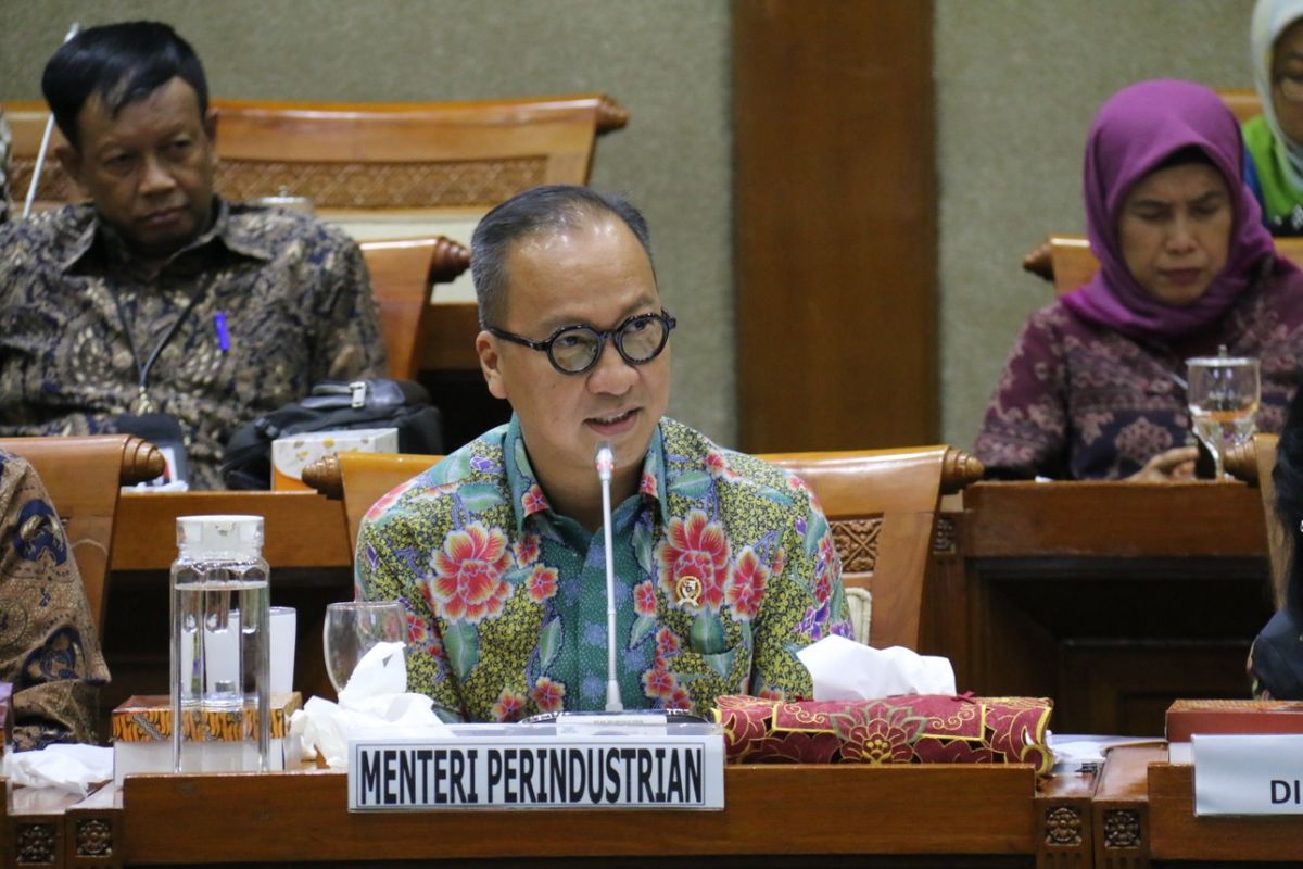 Menteri Perindustrian (Menperin) Agus Gumiwang Kartasasmita memberikan penjelasan di Rapat Dengar Pendapat (RDP) di DPR, Jakarta, Rabu (11/12/2019).
