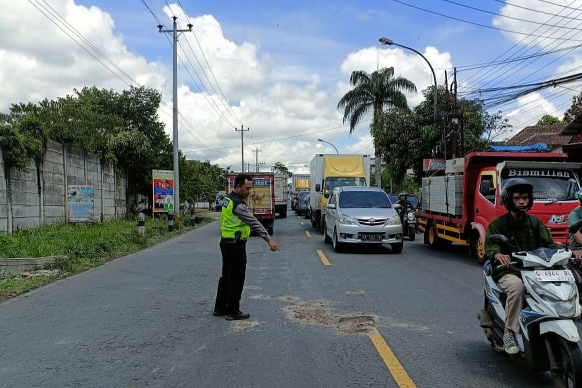 Hendak Menyalip Truk yang Pecah Ban, Pengendara Motor Tewas di Tengaran Semarang