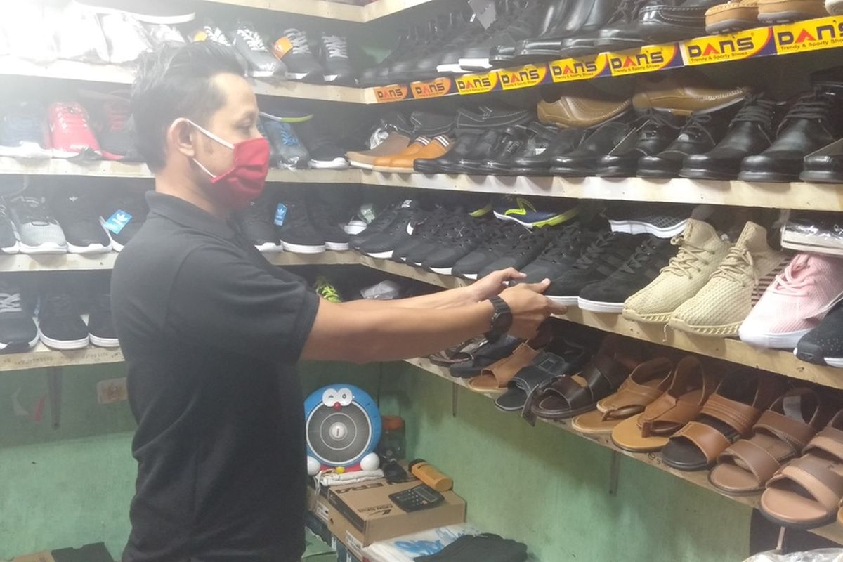 perdagang  sepatu di Pasar Cibubur, Ciracas, Jakarta Timur, Rabu (1/7/2020)