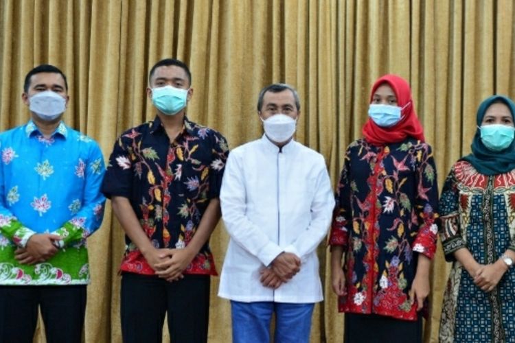 Hervy dan Dwita, Paskibraka Nasional utusan Riau saat bertemu dengan Gubernur Riau, Syamsuar di rumah dinasnya di Kota Pekanbaru, Jumat (23/7/2021).