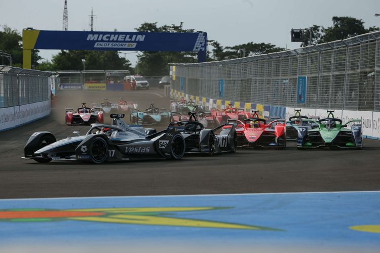 Pebalap Formula E  bertanding saat race di Jakarta International E-Prix Circuit (JIEC), Ancol, Jakarta, Sabtu (4/6/2022). Mitch Evan dari Tim Jaguar TCS Racing keluar sebagai juara Formula E Jakarta.