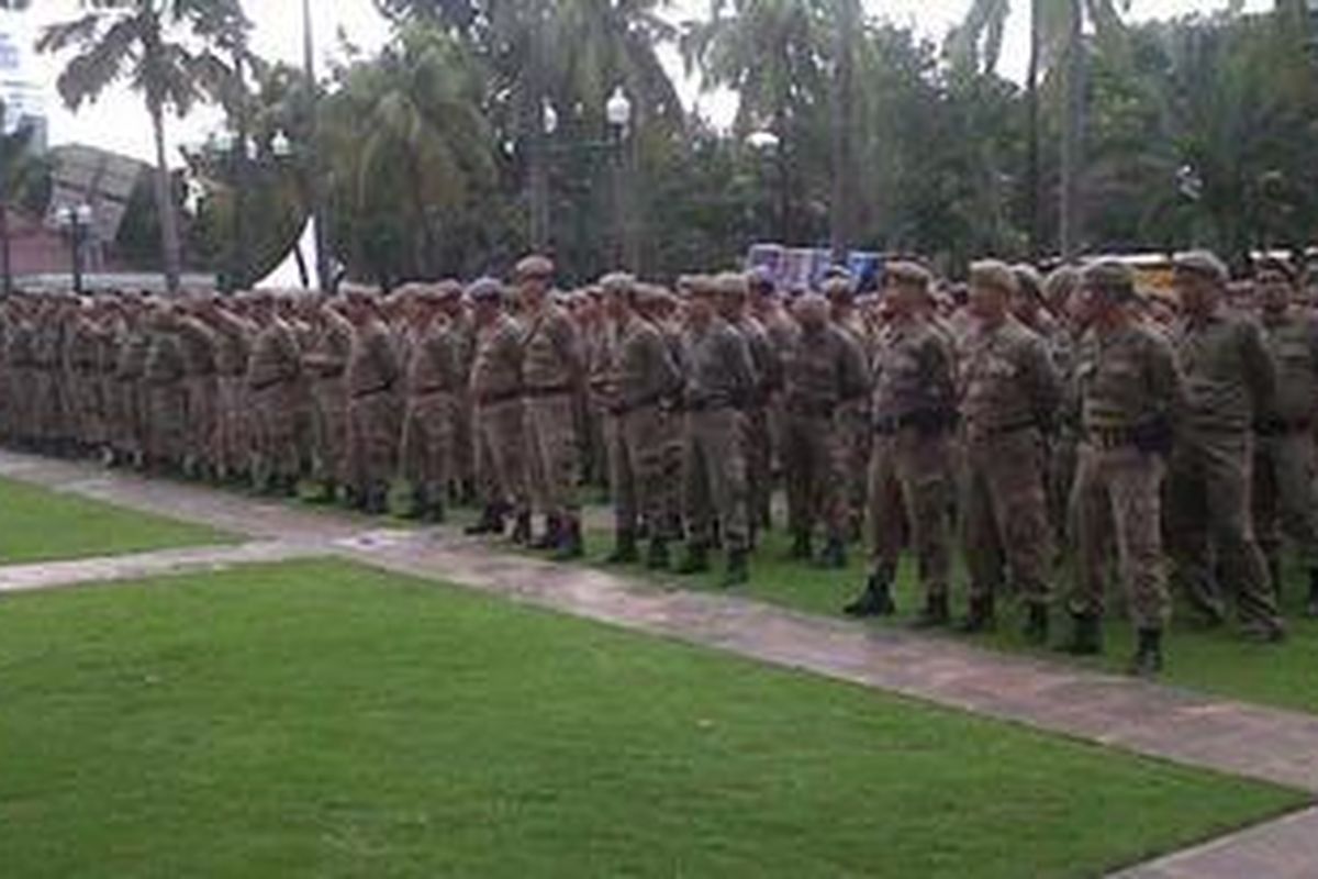 Ratusan nggot Satpol PP saat mmengikuti apel pengamanan malam tahun baru, Senin (31/12/2012), di Balaikota Jakarta.