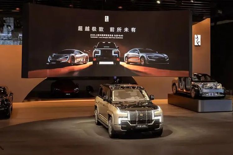 Yangwang, merek premium terbaru dari BYD, resmi meluncurkan Yangwang U8L pada ajang Auto Shanghai 2025.