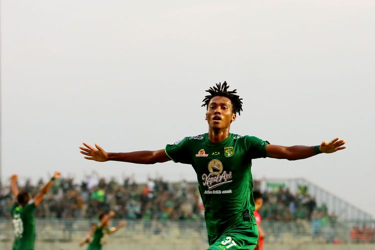 Pemain Persebaya Surabaya Altala Ballah selebrasi seusai menjebol gawang Borneo FC saat pertandingan pekan ke-22 Liga 1 2022-2023 yang berakhir dengan skor 3-2 di Stadion Gelora Joko Samudro Gresik, Jumat (3/2/2023) sore.