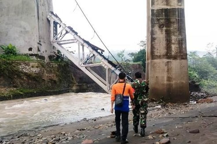 Petugas dari Kodim Brebes meninjau jembatan rel KA yang putus di Dukuh Timbang, Desa Tonjong, Kecamatan Tonjong Kabupaten Brebes, Jawa Tengah ambruk, Selasa (12/1/2021)