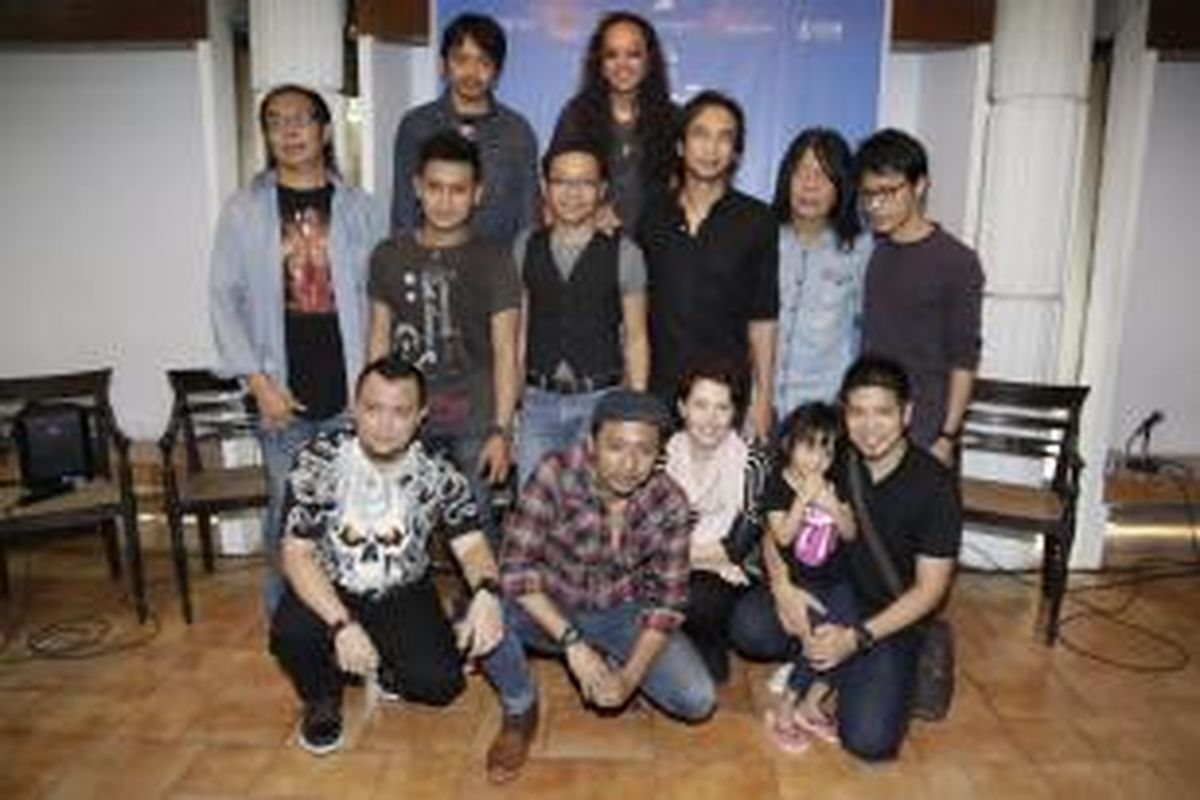 Dewa Budjana, Ezra Simanjuntak (berdiri belakang), Iwan Hasan, Irvan Borneo, Adrian Adioetomo, Piyu Padi, Ian Antono, Tohpati (berdiri tengah), Kin Aulia The Fly, Buluk Superglad, Roxanna Silalahi, dan Baim serta putrinya (jongkok), berfoto dalam konferensi pers menjelang Konser Amal Dari Gitaris untuk Indonesia di Bentara Budaya Jakarta (BBJ), Senin (10/2/2014). Konser itu diselenggarakan pada 12 Februari 2014, mulai pukul 19.30 WIB, di BBJ. 