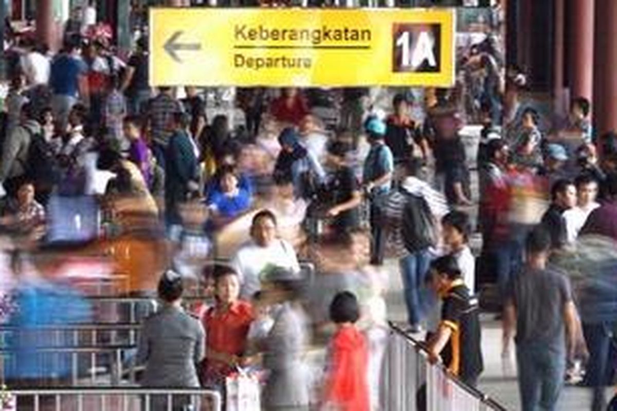 Ilustrasi: Calon penumpang memasuki gerbang keberangkatan di Terminal 1A Bandara Soekarno-Hatta, Banten.