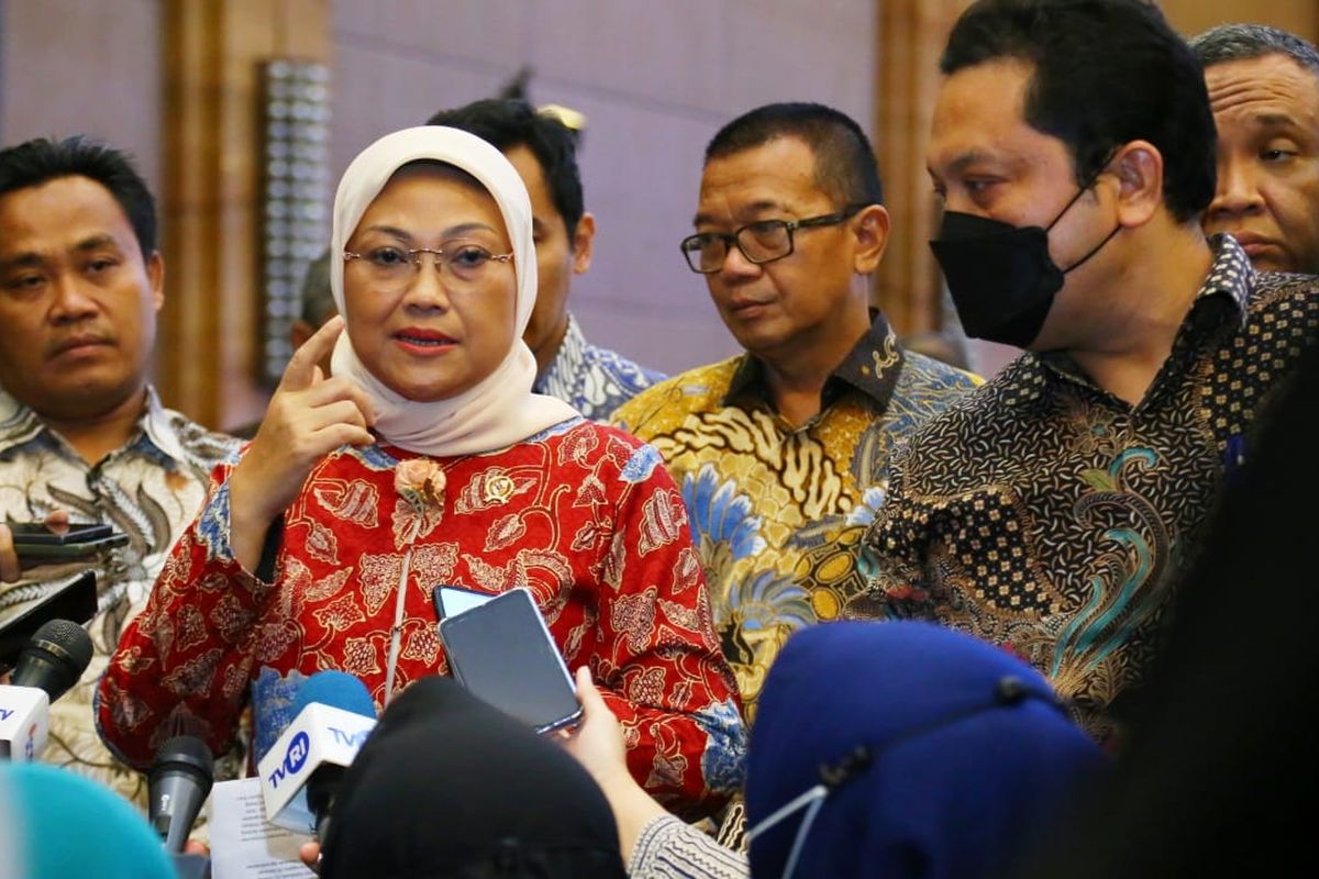 Menteri Ketenagakerjaan (Menaker) Ida Fauziyah memberikan keterangan pers di Jakarta, Jumat (11/11/2022).