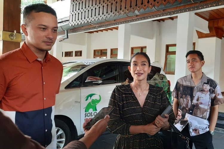 Aktor dan aktris Nicholas Schubring Saputra dan Happy Salma bersama Wali Kota Solo Gibran Rakabuming Raka di Balai Kota Solo, Jawa Tengah, Senin (20/3/2023).