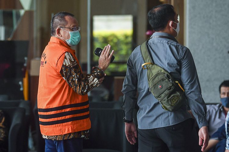 Tersangka kasus dugaan suap gratifikasi senilai Rp46 miliar, Nurhadi (kanan) bersiap menjalani pemeriksaan di gedung KPK, Jakarta, Jumat (19/6/2020). Nurhadi yang merupakan mantan Sekretaris Mahkamah Agung (MA) diperiksa sebagai tersangka terkait suap dan gratifikasi penanganan perkara di MA.