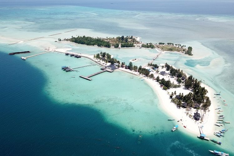 Tempat wisata bernama Pulau Bokori di Kabupaten Konawe, Sulawesi Tenggara.