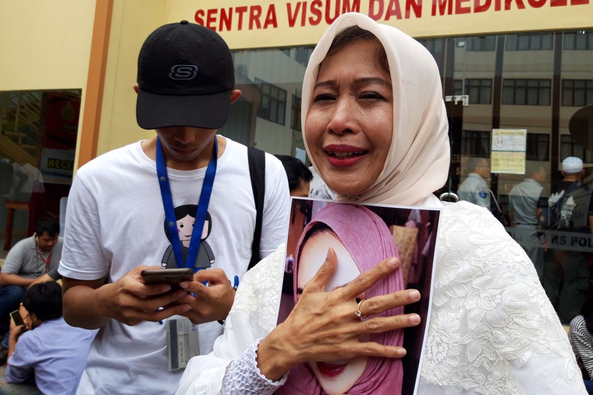 Ibunda korban Lion Air JT 610, Puspita Eka Putri saat menceritakan tentang putrinya, RS Polri, Kramatjati, Jakarta Timur, Selasa (30/10/2018)