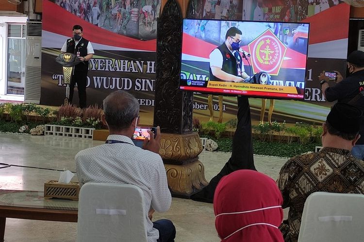 Bupati Kediri Hanindhito Himawan Pramana saat menutup program Tentara Nasional Indonesia (TNI) Manunggal Membangun Desa (TMMD) ke-112 