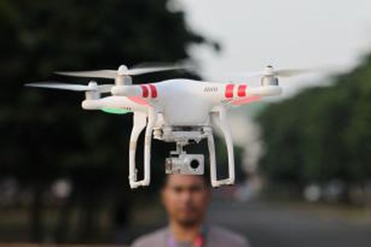Drone atau pesawat tanpa awak dilengkapi dengan kamera, terbang di kawasan Senayan, Jakarta, Rabu (12/11/2014).