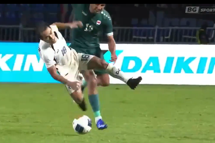 Tekel brutal Mohanad Ali terhadap kapten Timnas Thailand Chanatip Songkrasin dalam laga Irak melawan Thailand di final Piala Raja, Minggu (7/9/2025).
