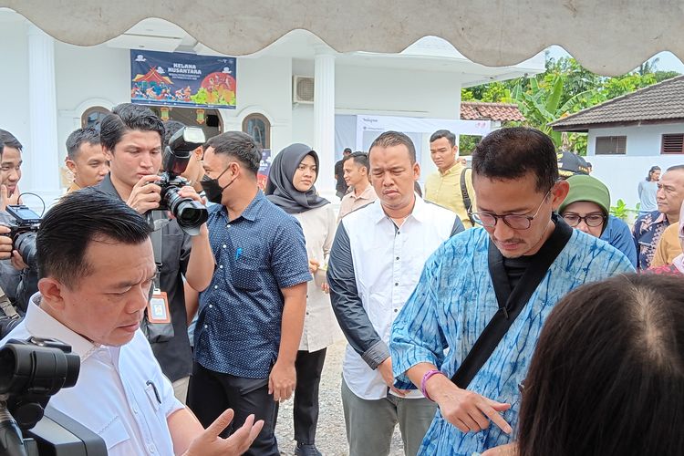 Menteri Pariwisata dan Ekonomi Kreatid Sandiaga Uno berkunjung ke Teanol Jelutung Kota Jambi untuk melihat UMKM, pada Minggu (17/3/2023).