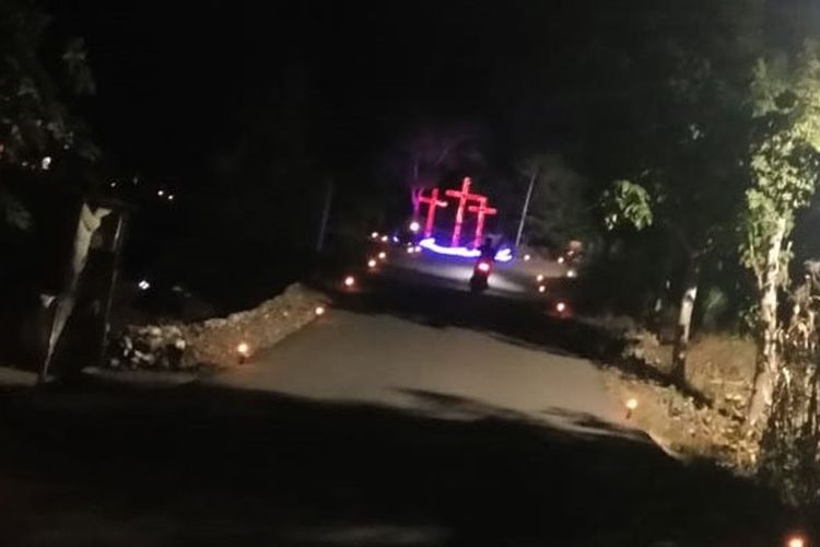 Lampu minyak tanah yang diletakkan di kiri dan kanan jalan di Kelurahan Fatukoa, Kecamatan Maulafa, Kota Kupang, Nusa Tenggara Timur (NTT), Sabtu (20/4/2019). Terlihat tiga salib besar dipasangi lampu hias.