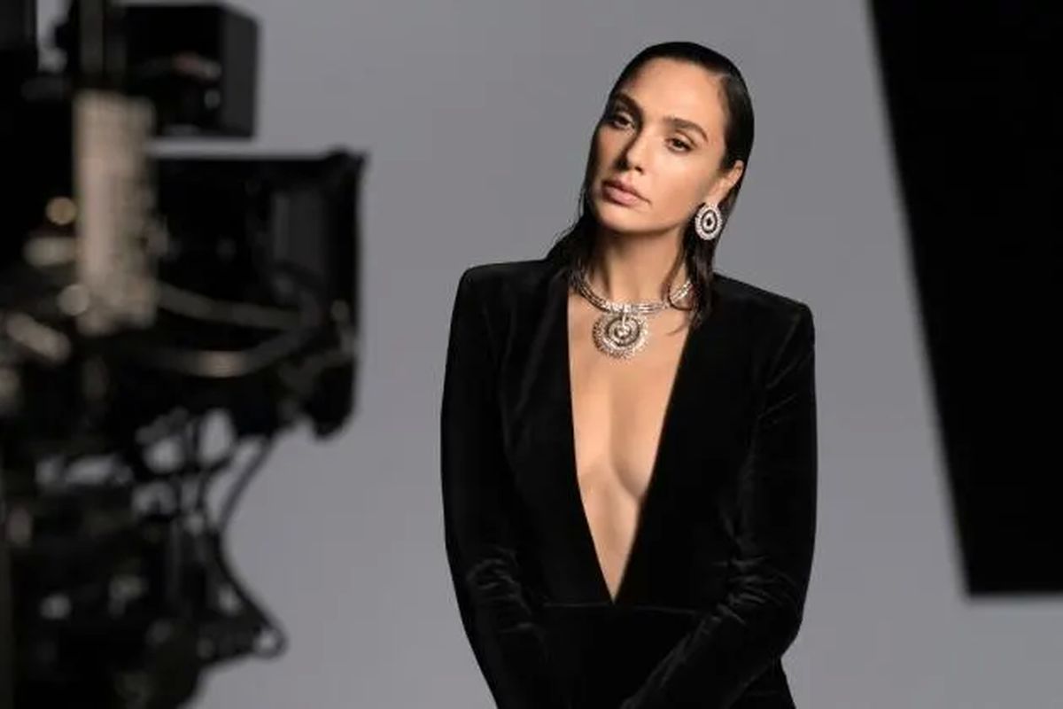 Gal Gadot dalam salah satu bagian promo Tiffany & Co