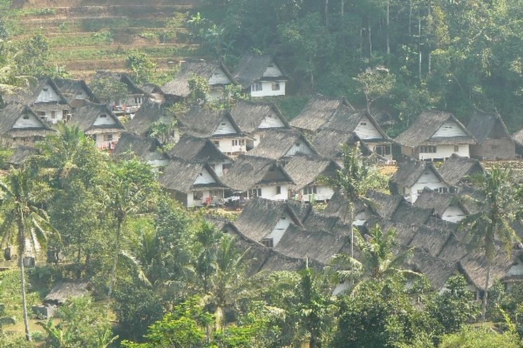 Potret Kampung Naga, Desa Neglasari, Kecamatan Salawu, Kabupaten Tasikmalaya, Jawa Barat, Indonesia dari atas